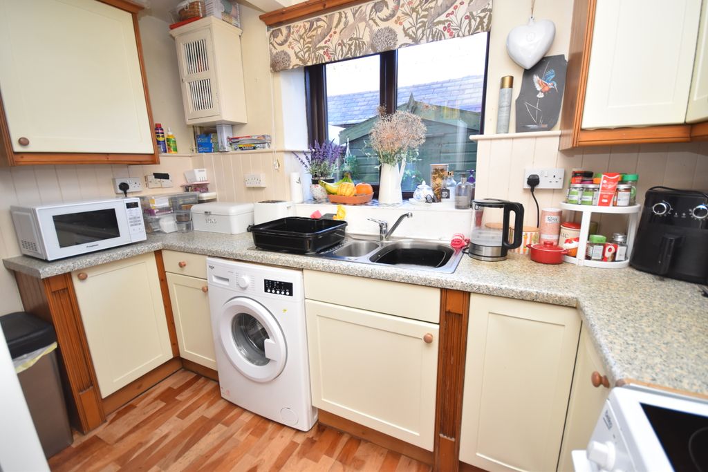 Property photo 3 of 12 Kitchen