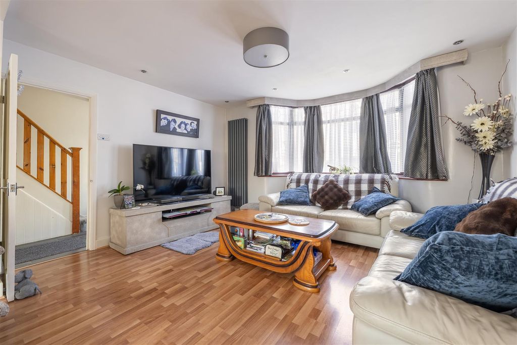 Property photo 2 of 23 Coolgardie Avenue, E4