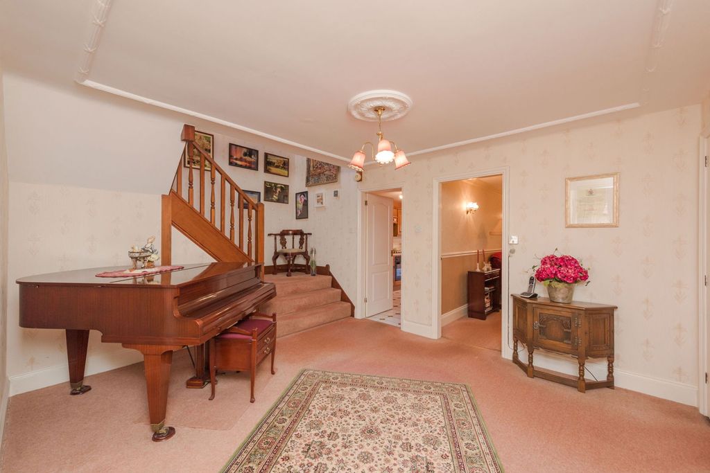 Property photo 2 of 33