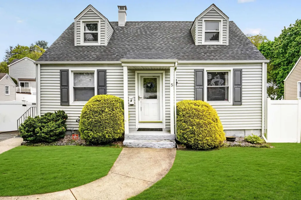 Property photo 1 of 18