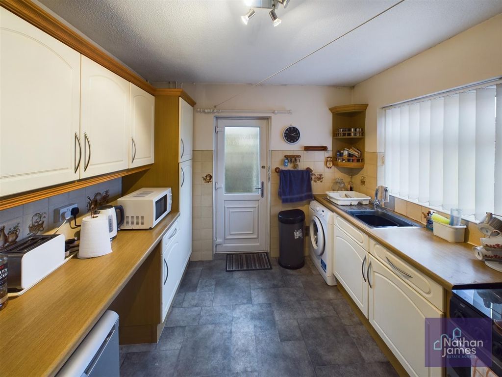 Property photo 3 of 10 Kitchen