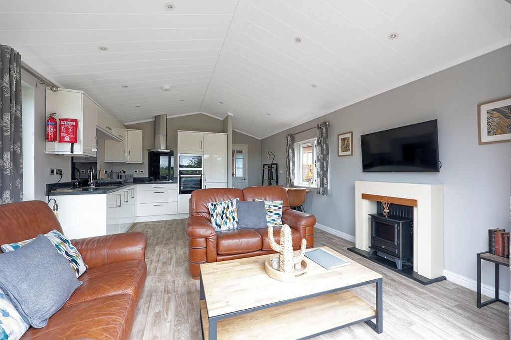 Property photo 3 of 16 4230362