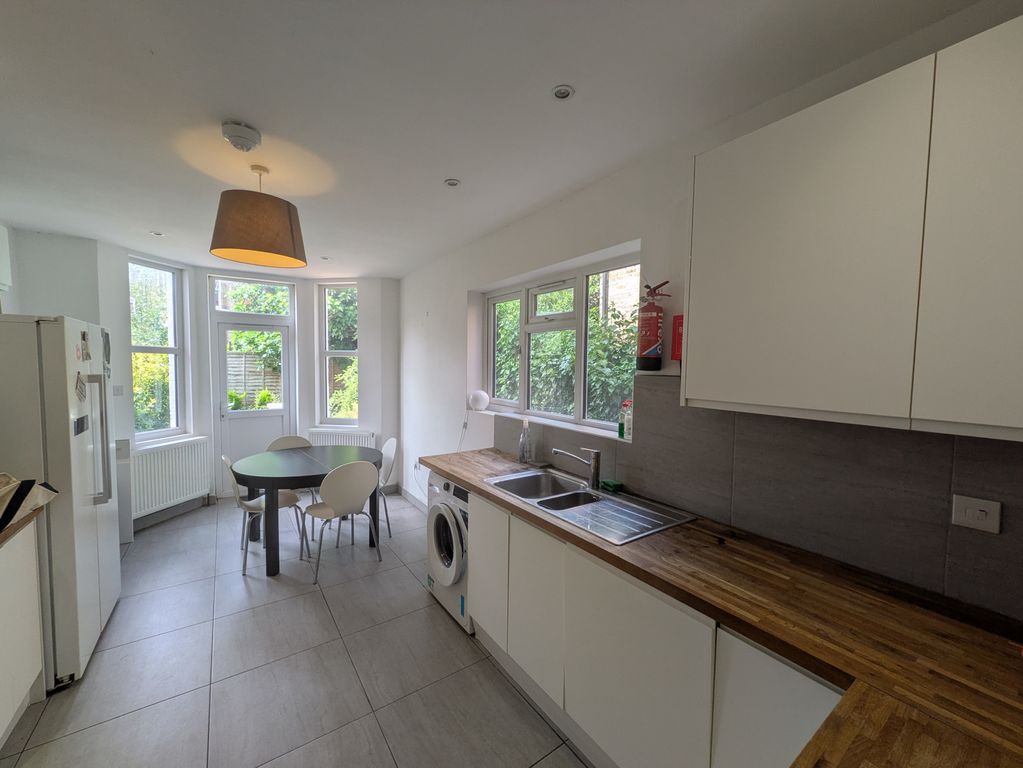 Property photo 3 of 11 Kitchen