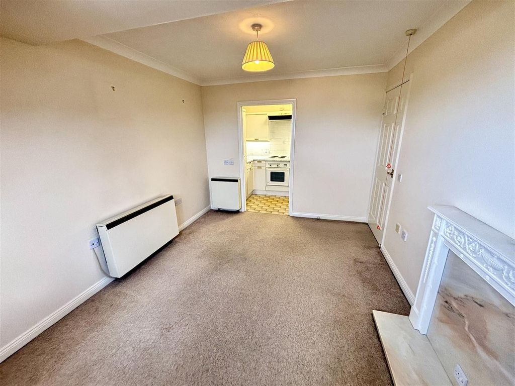 Property photo 3 of 10 Living Room
