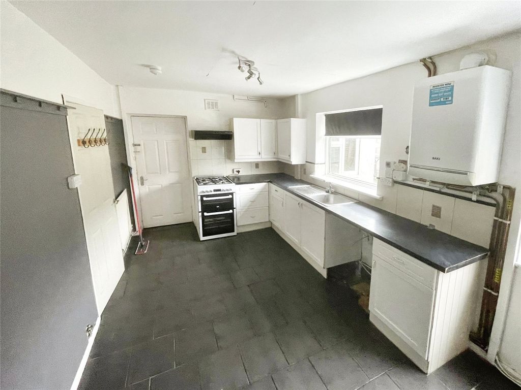 Property photo 3 of 8 Kitchen