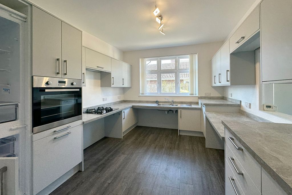 Property photo 2 of 11 9Lr Kitchen