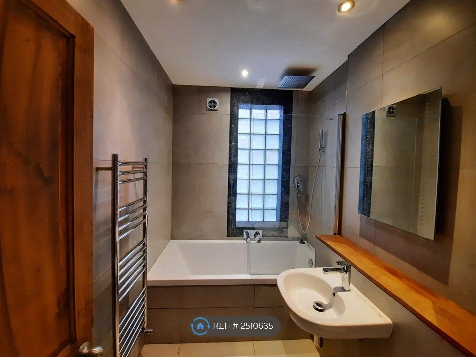 Property photo 3 of 10 Wc & Shower