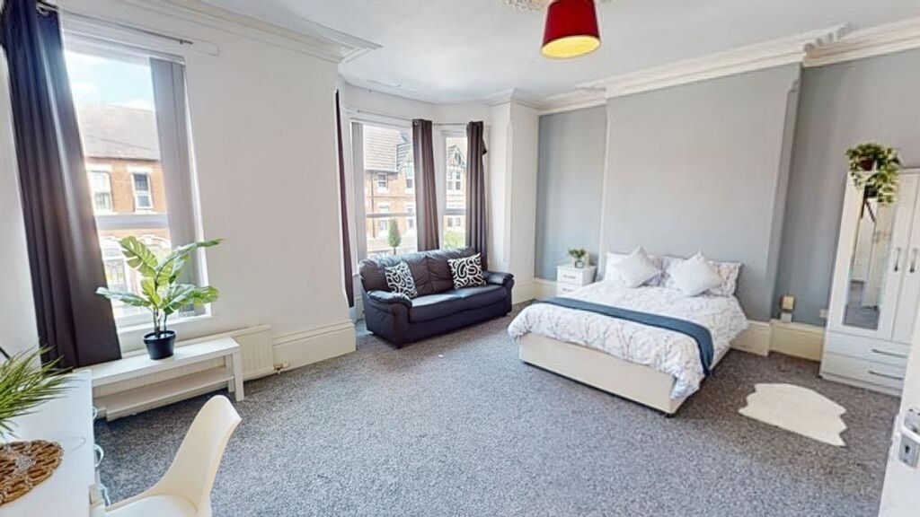 Property photo 2 of 10 A Spacious And Bright Large Double Bedroom, Perfec...