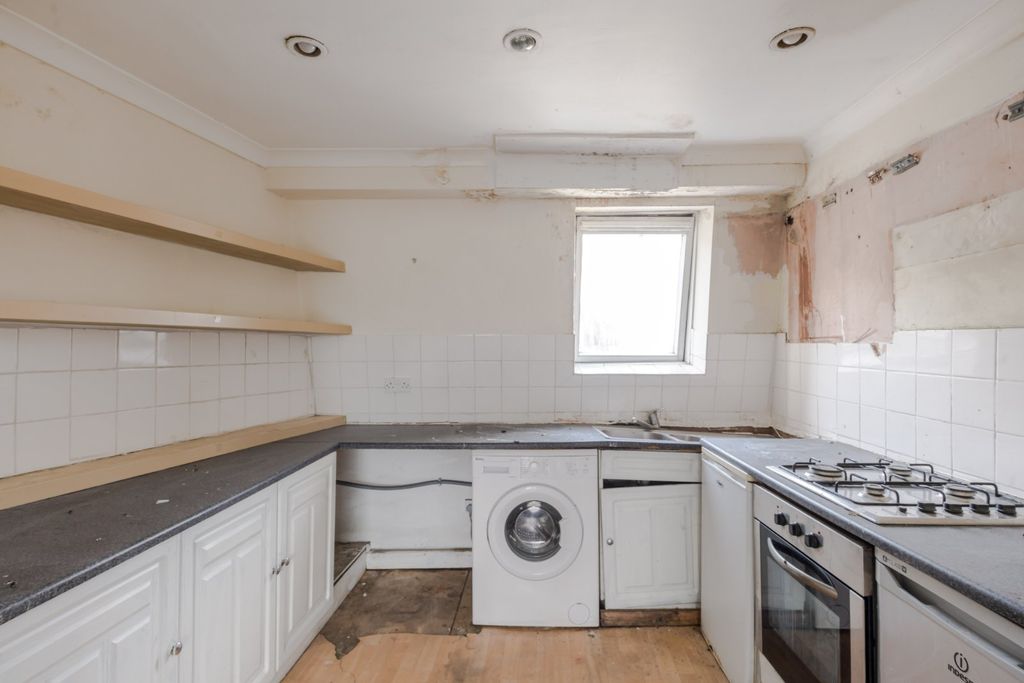 Property photo 3 of 11 Kitchen