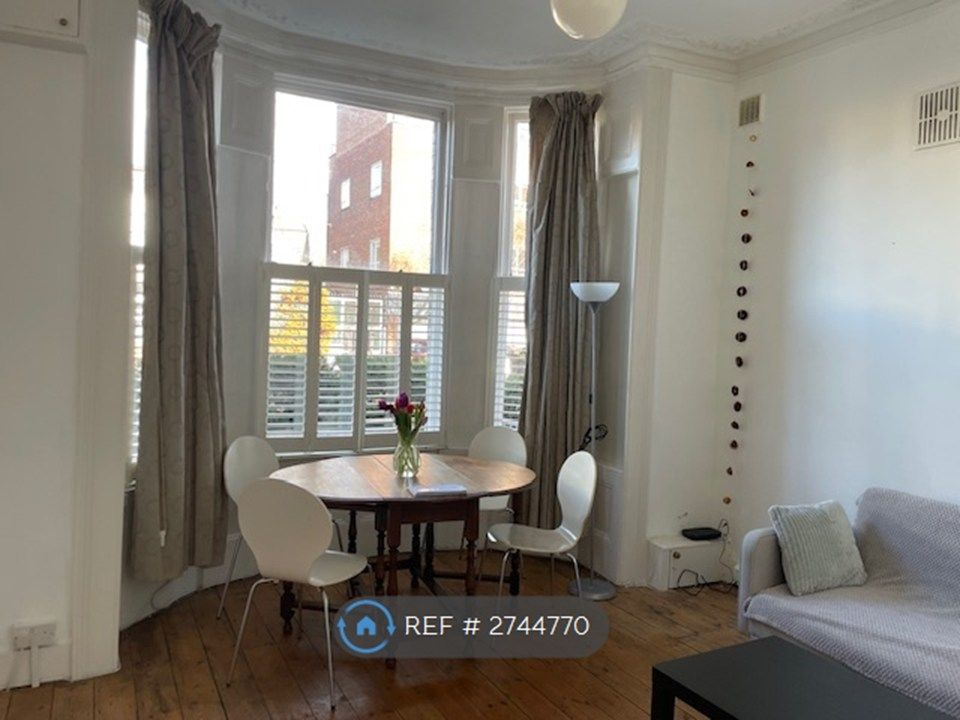 Property photo 3 of 11 Lounge/Dining