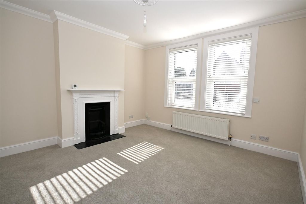 Property photo 2 of 11 Lounge