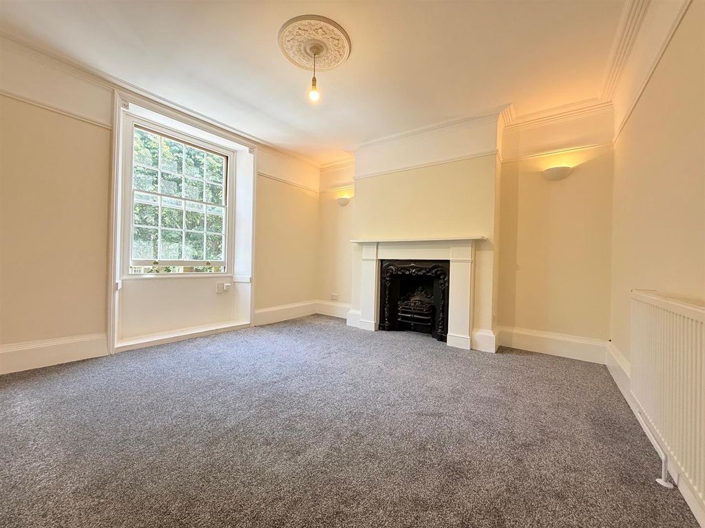Property photo 2 of 40 Lounge