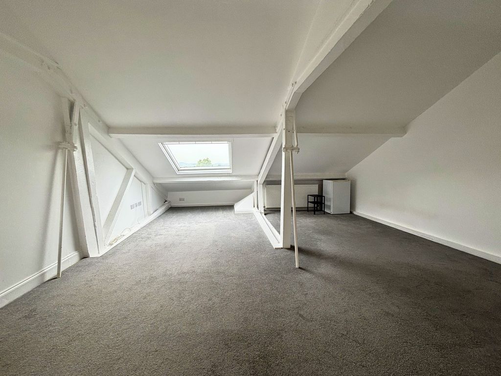 Property photo 3 of 25 Living Space