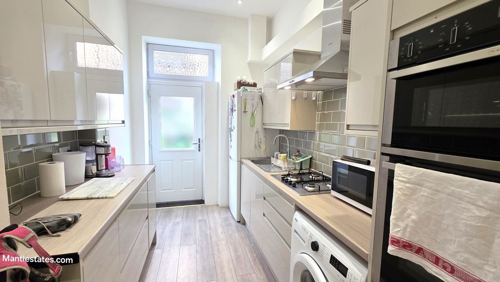 Property photo 3 of 19 Kitchen