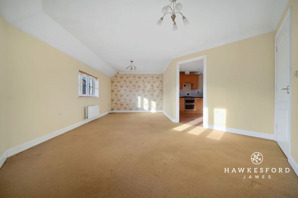 Property photo 2 of 10 Sharfleet Crescent, Iwade - Lounge