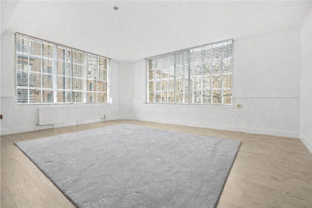 Property photo 2 of 8 Picture No. 16