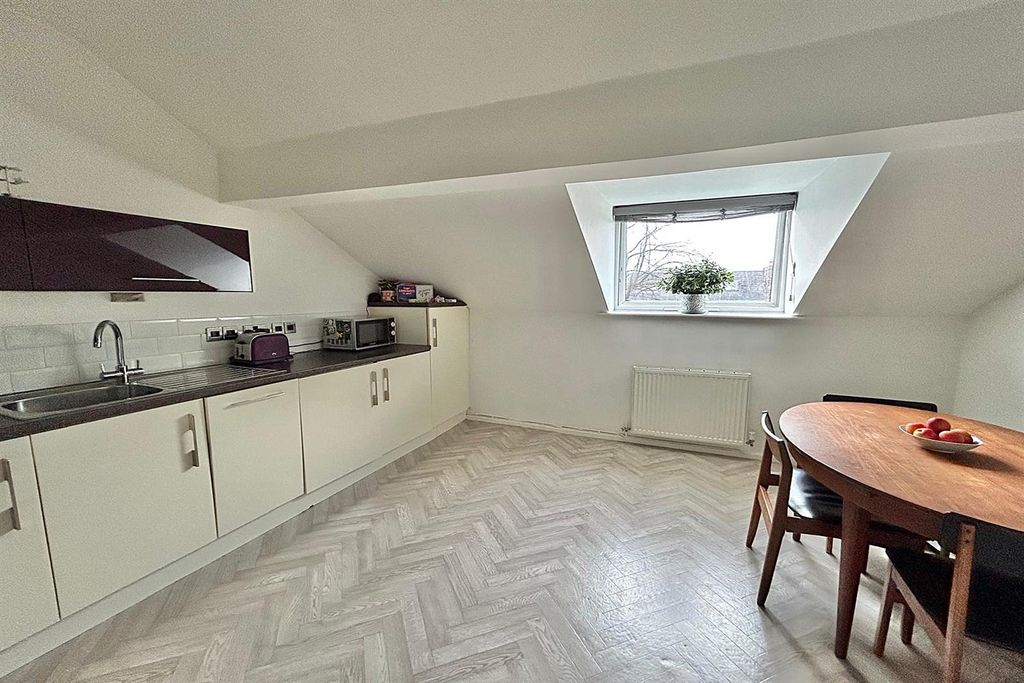 Property photo 3 of 11 Kitchen