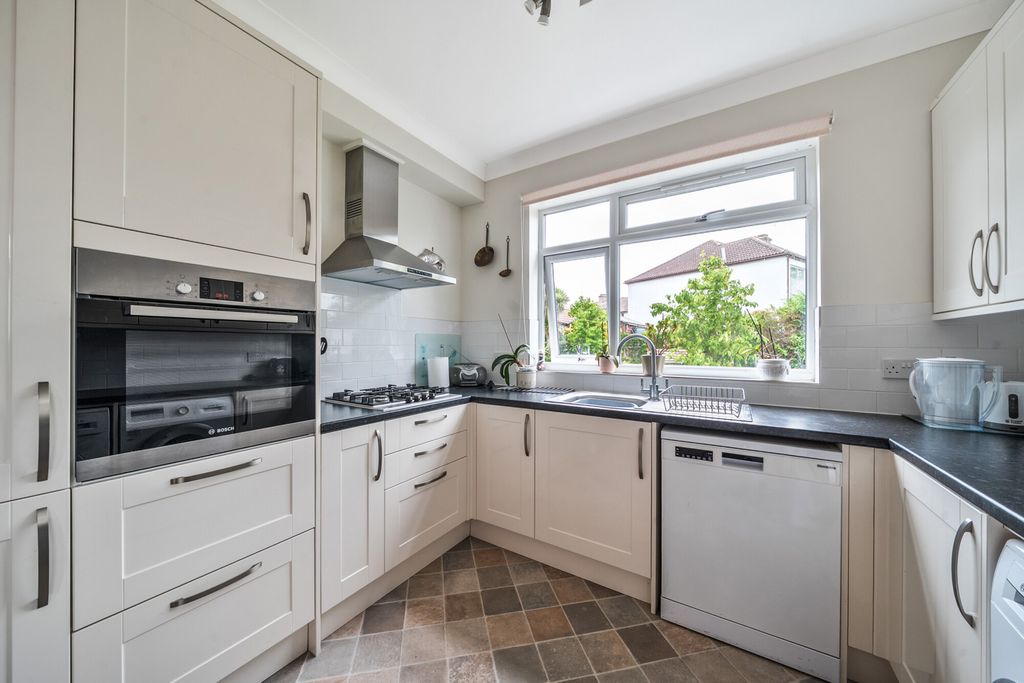 Property photo 3 of 21 1336508-10-68946E...