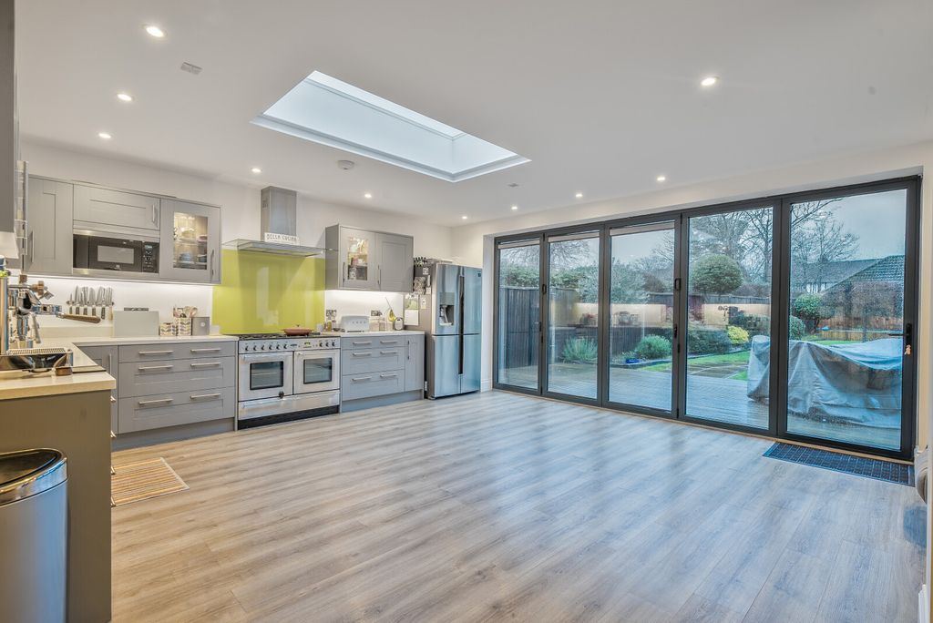 Property photo 3 of 19 Kitchen