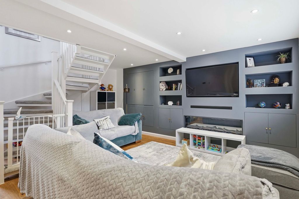 Property photo 3 of 21 Lounge