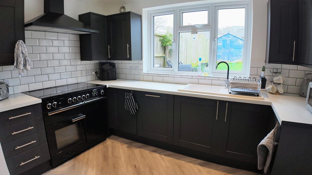 Property photo 2 of 14 Kitchen