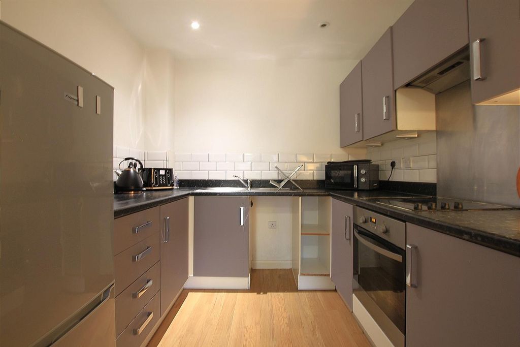 Property photo 3 of 8 Kitchen