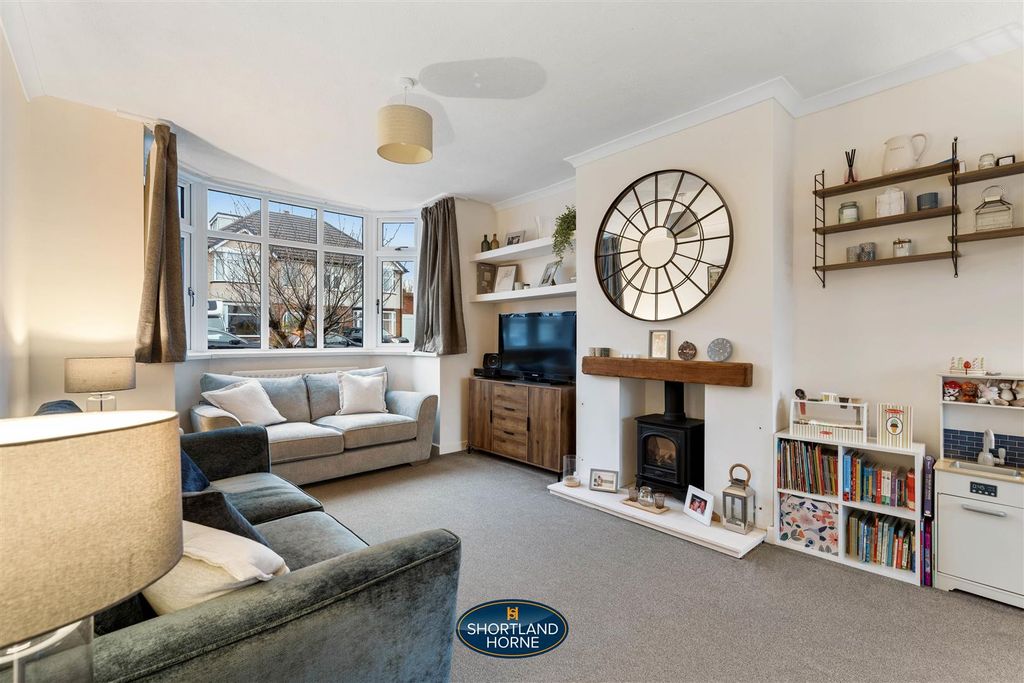 Property photo 3 of 22 71 Arnold Ave (9 Of 24).Jpg