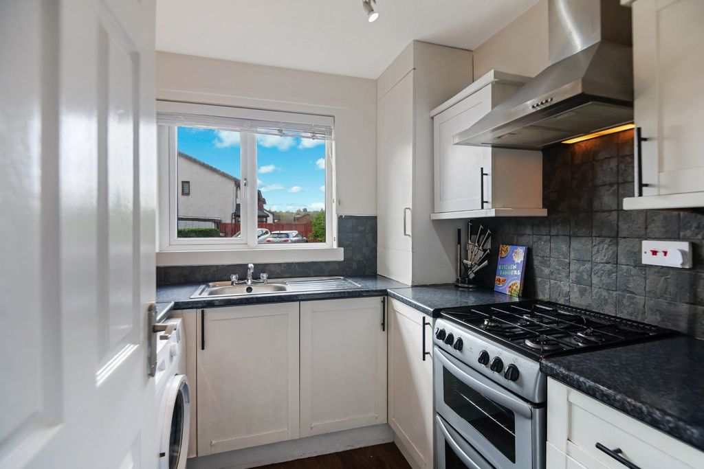 Property photo 3 of 11 Kitchen