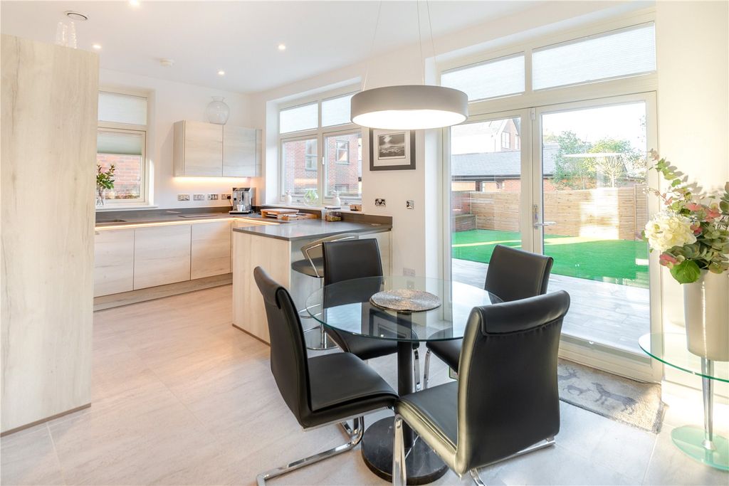Property photo 3 of 11 Kitchen/Dining Area