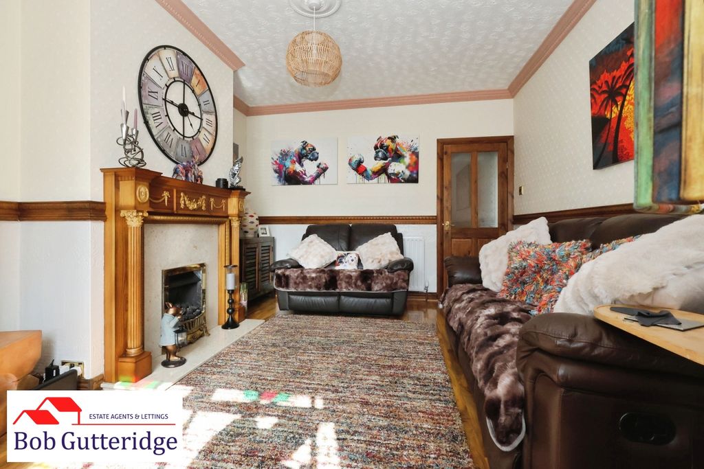 Property photo 3 of 30 Bay Fronted Lounge