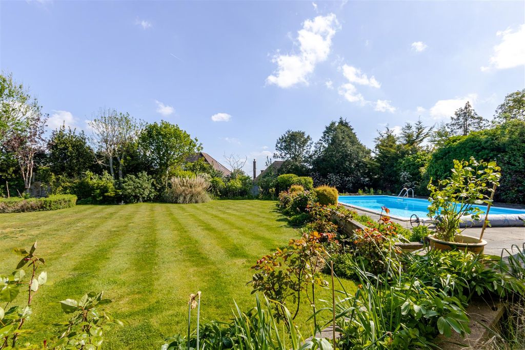 Property photo 2 of 37 Garden