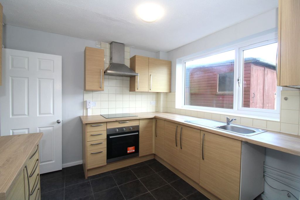 Property photo 3 of 17 Kitchen