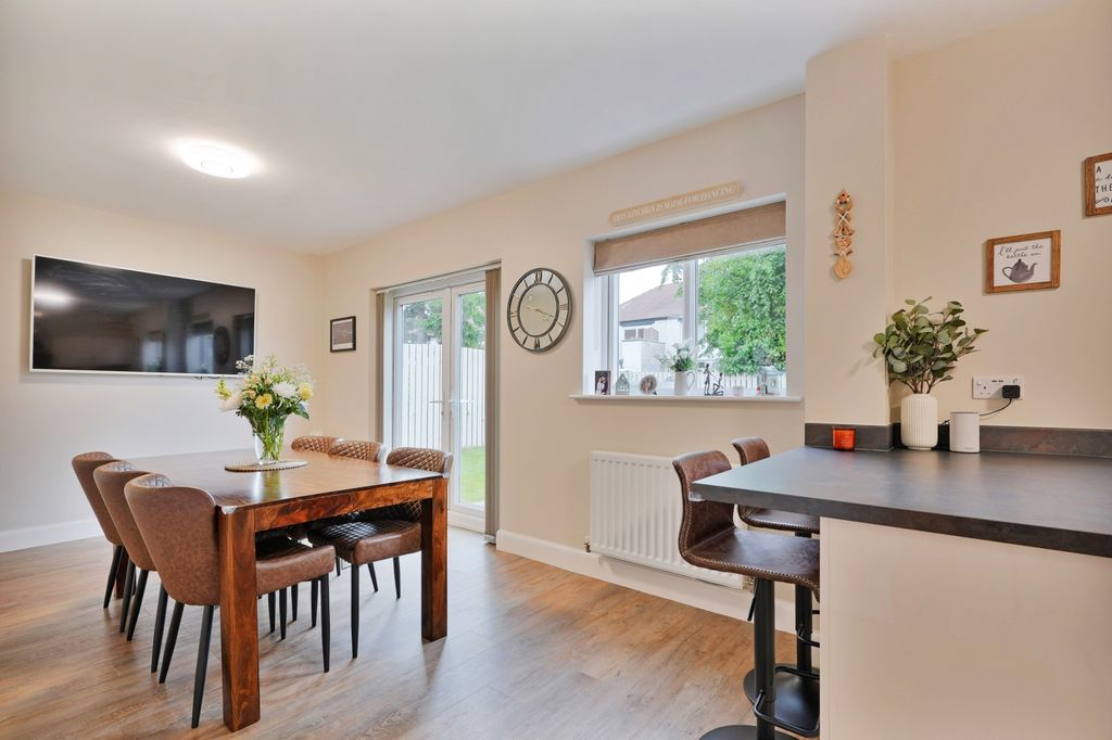 Property photo 3 of 27 Dining Kitchen