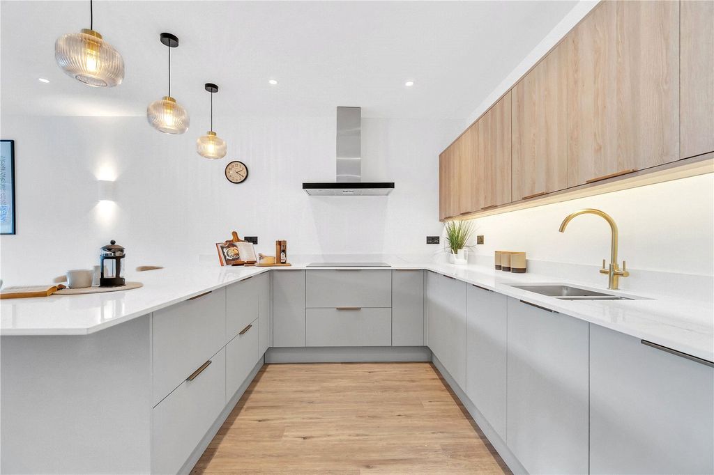 Property photo 3 of 17 Kitchen