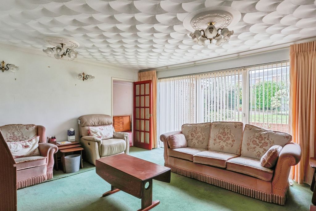 Property photo 2 of 17 Lounge