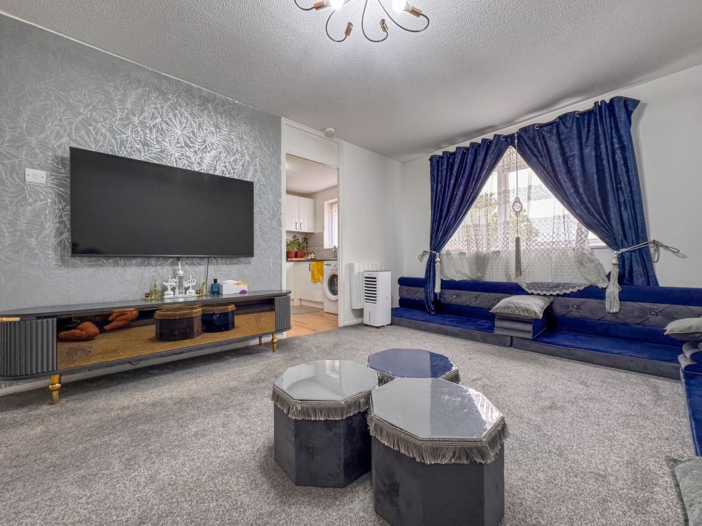 Property photo 2 of 6 38 Huxley Close Lounge
