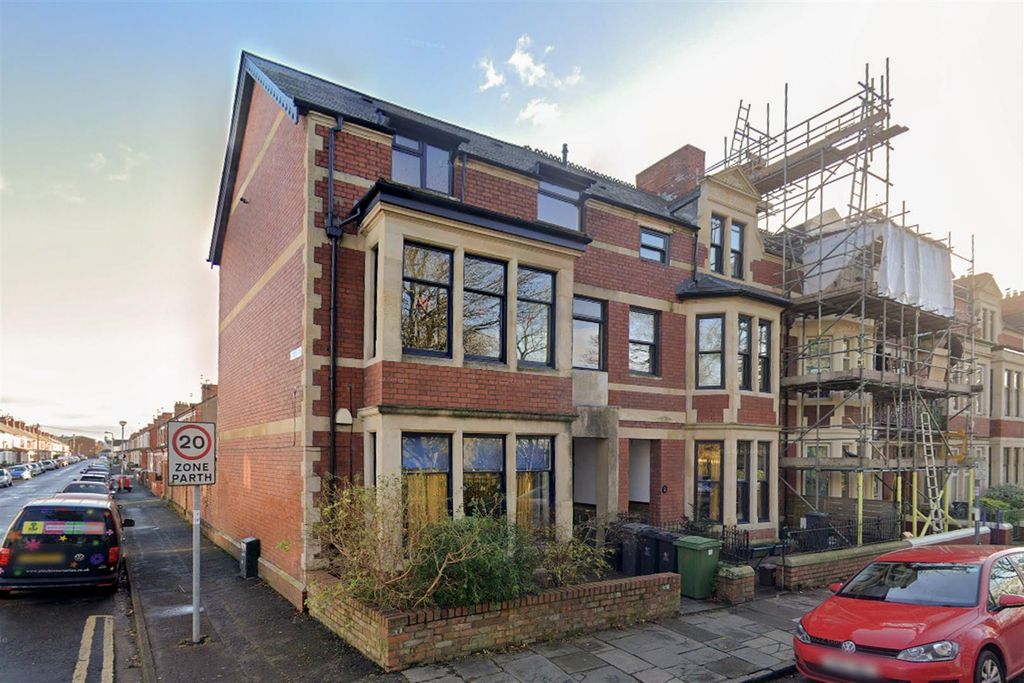 Property photo 1 of 9 Victoria Park Road East 18 Ext.Jpg