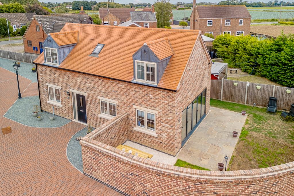 Property photo 1 of 31 1 Parker Close (Frampton)-1