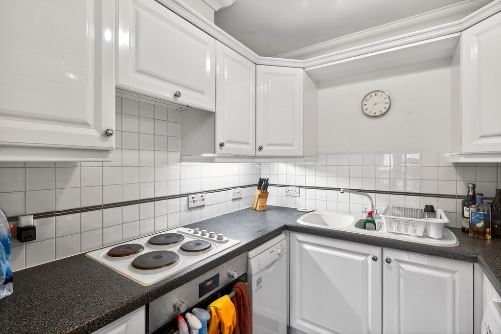 Property photo 3 of 11 Kitchen