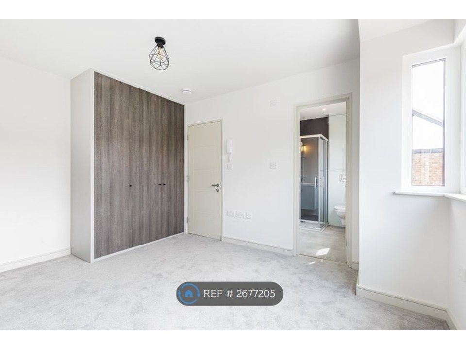 Property photo 3 of 6 Room - Fitted Wardrobe