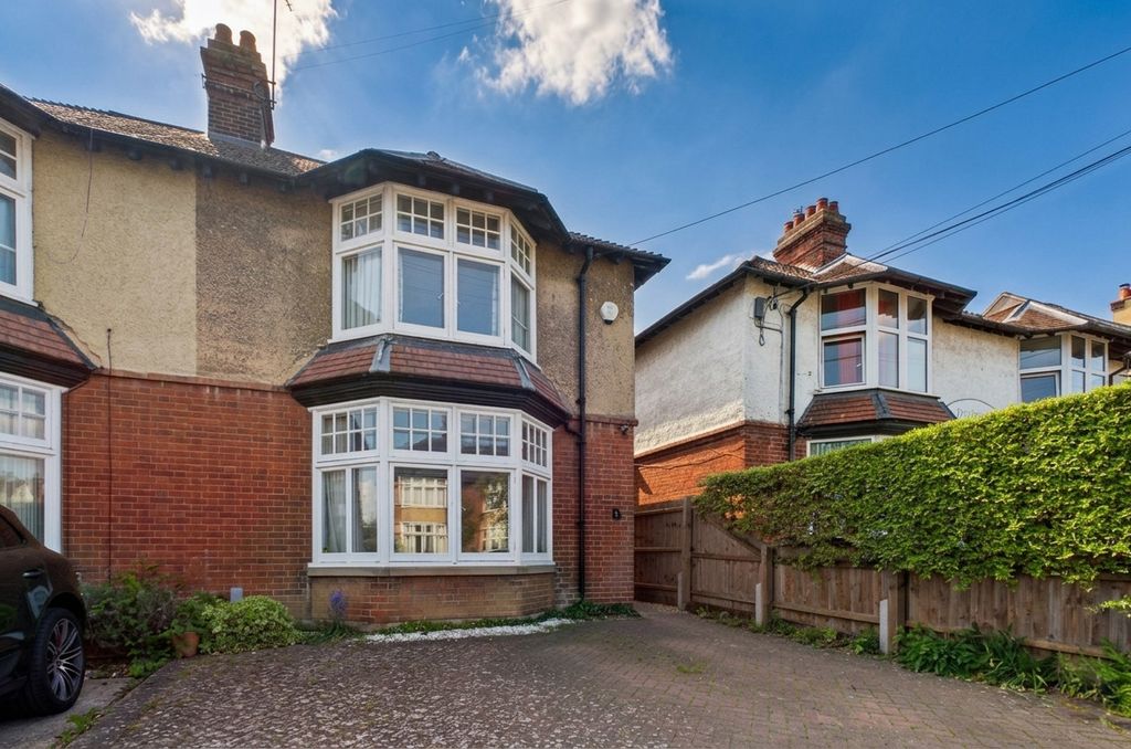 Property photo 1 of 34 9 Highworth