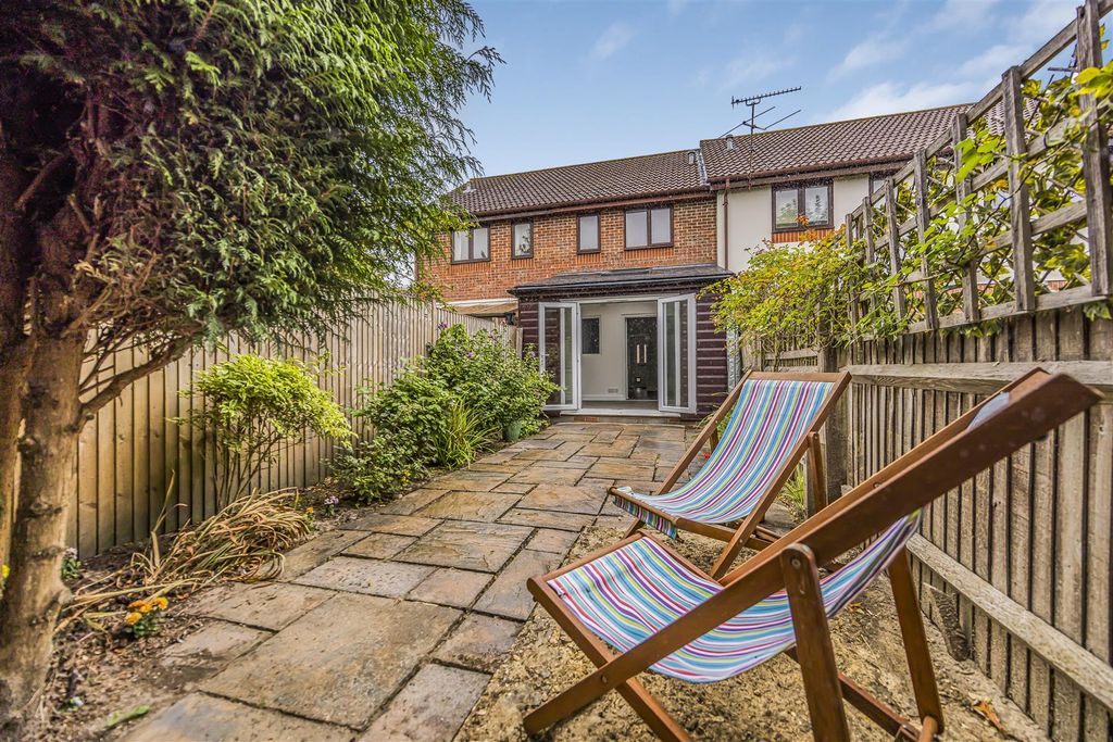 Property photo 2 of 18 9 Belverdere Place, Petersfield-Porticomarketing-N