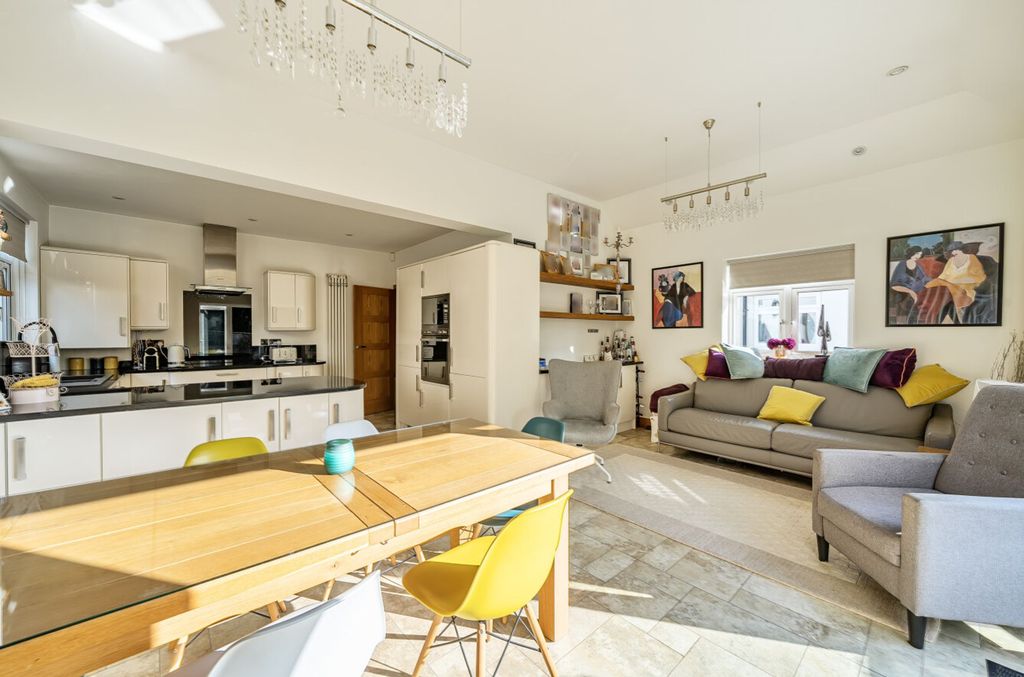 Property photo 2 of 24 Mavis Avenue, Epsom