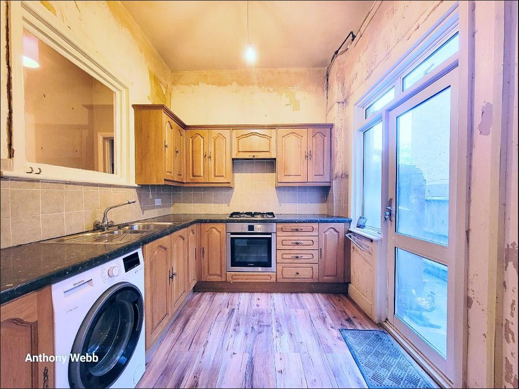 Property photo 2 of 11 Kitchen