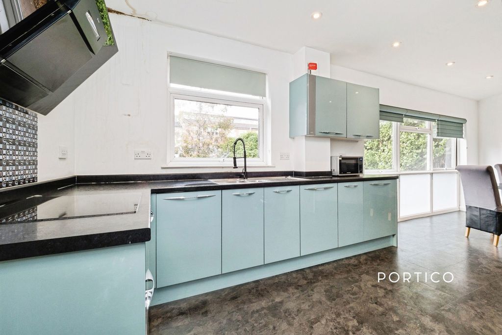 Property photo 3 of 9 Pbox-Img.Jpg