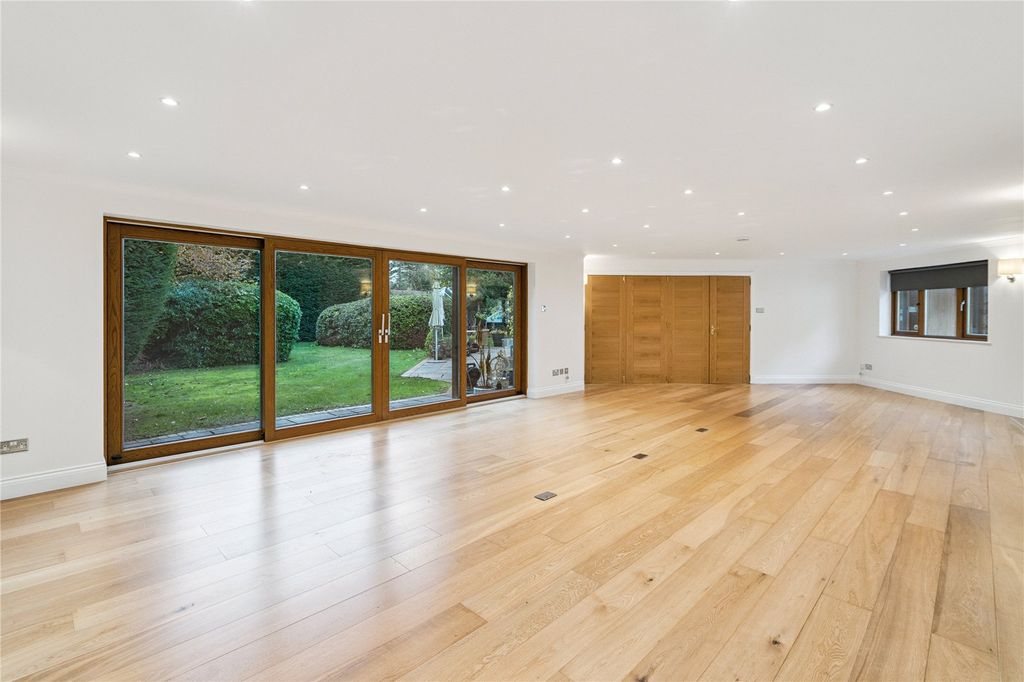 Property photo 3 of 24 Living Room