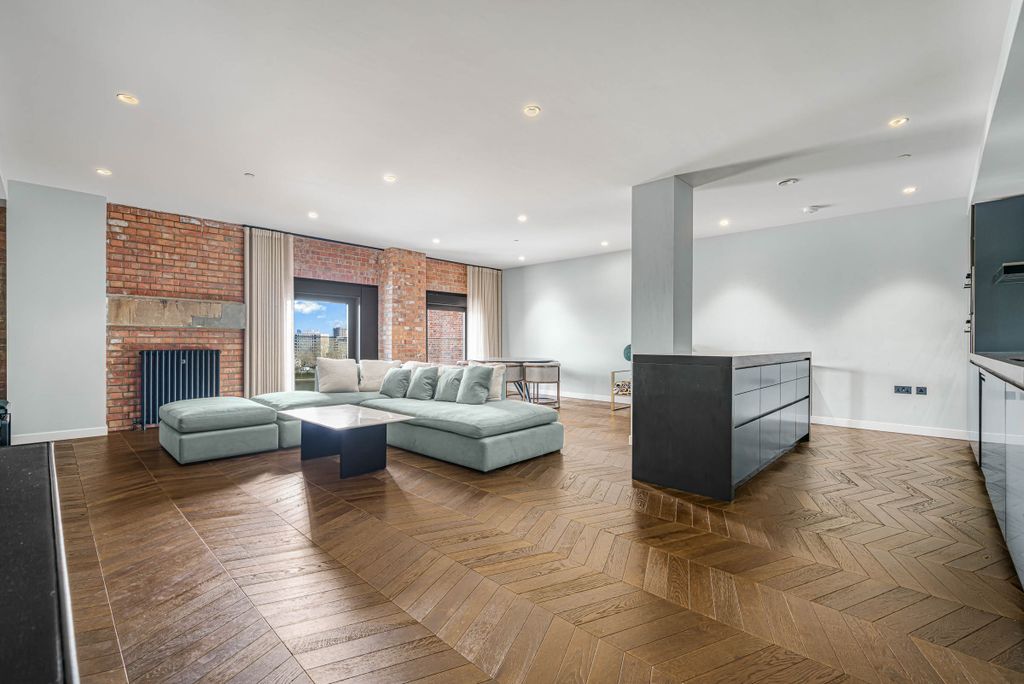 Property photo 2 of 27