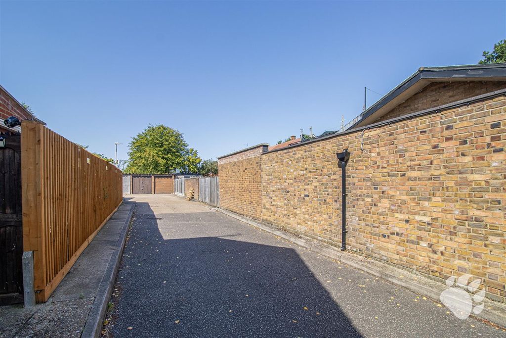Property photo 2 of 4 Garage