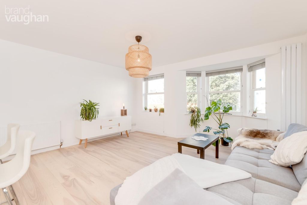 Property photo 3 of 11 Reception