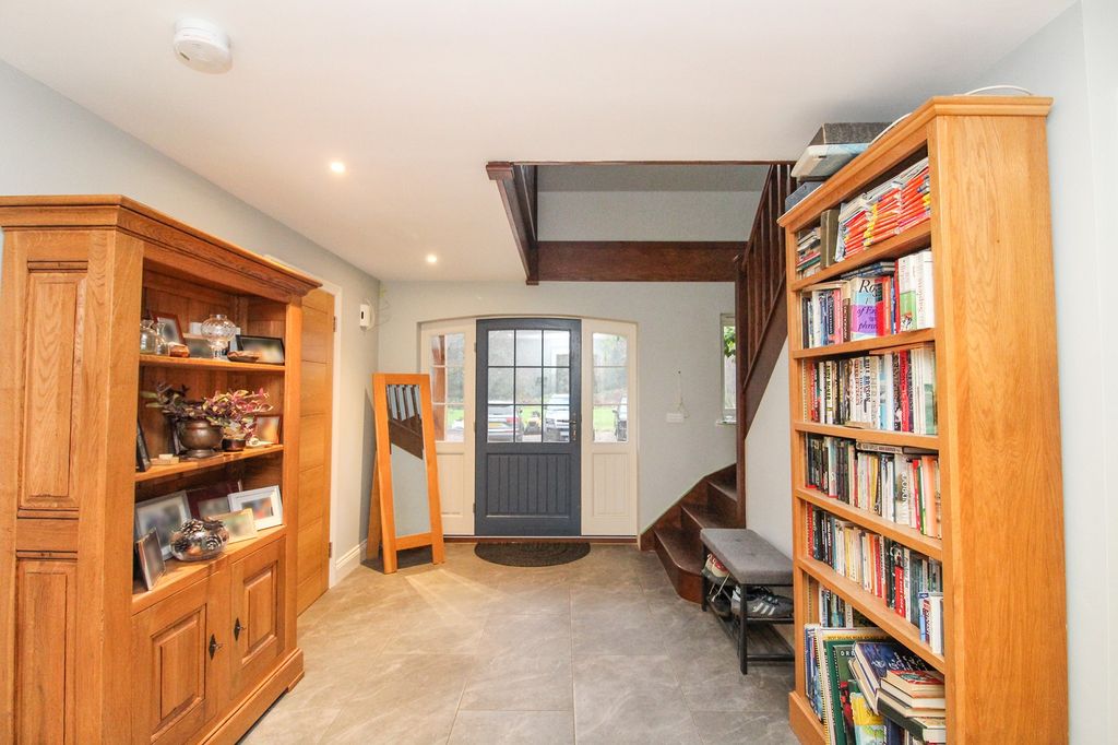 Property photo 2 of 18 Entrance Hall